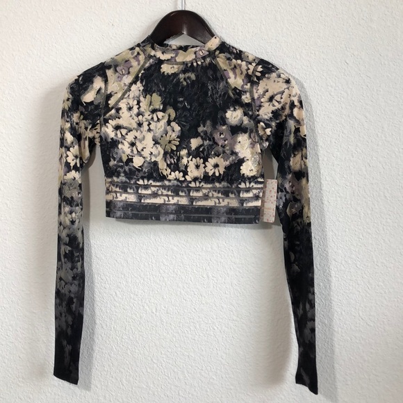 NEW! FREE PEOPLE MOVEMENT idris layer dark night print long sleeve crop top tee​ - Picture 10 of 16